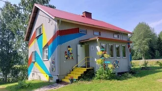 Kuva KITA-galleriasta. Talo on maalattu kirkkailla väreillä.